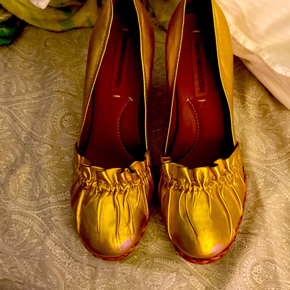 BCBG MAXAZRIA NEW GOLD WOMAN SIZE 7 SHOES. VERY GOOD CONDITION.